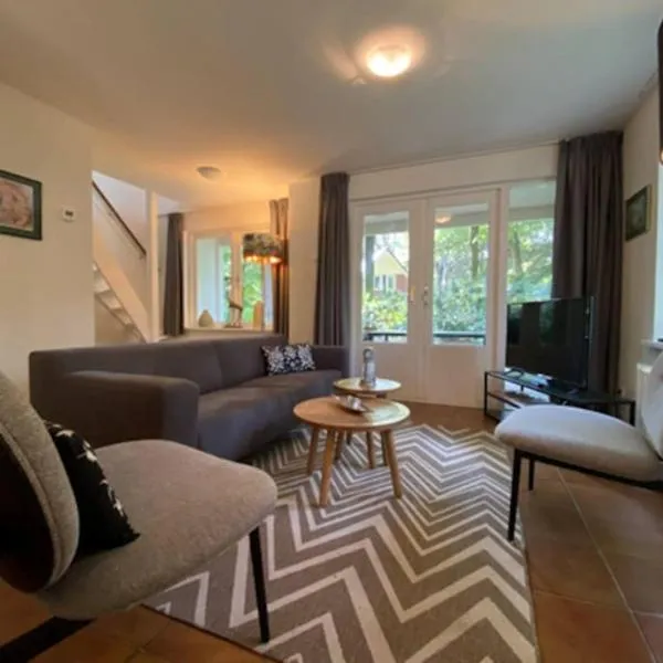 Adorable two bedroom bungalow C7 next to hotel., hotel in Garderen