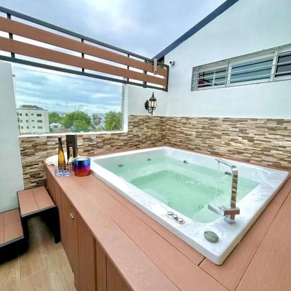 Luxury 5 Beds Penthouse - Private Jacuzzi & Karaoke Bar, hotel v destinaci Santiago de los Caballeros