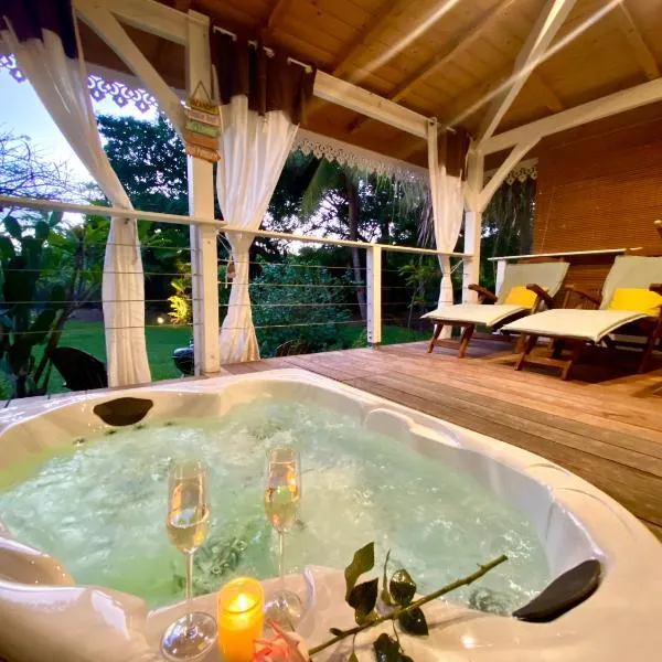 Viesnīca Villa Gaïa - Bungalow Ti-Zen et son jacuzzi niché dans un jardin tropical, séjour en amoureux pilsētā Lediamo