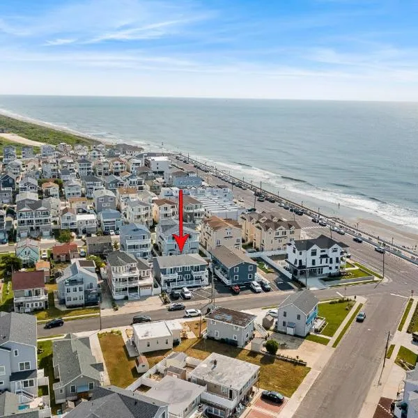 Radiant Beach Block Condo Parking Patio, hotel in Brigantine