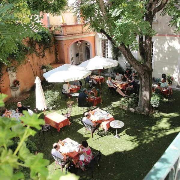 Hôtel du Fiacre, hotel v destinaci Carpentras