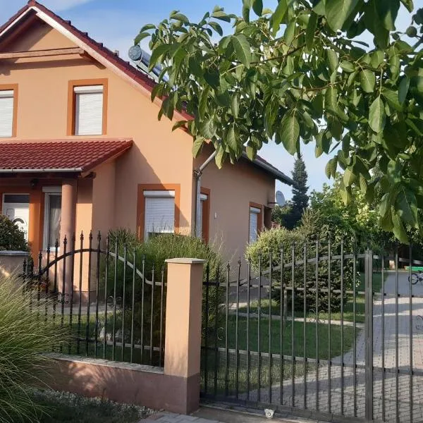 Hajnalka Vendégház – hotel w mieście Balatonőszöd
