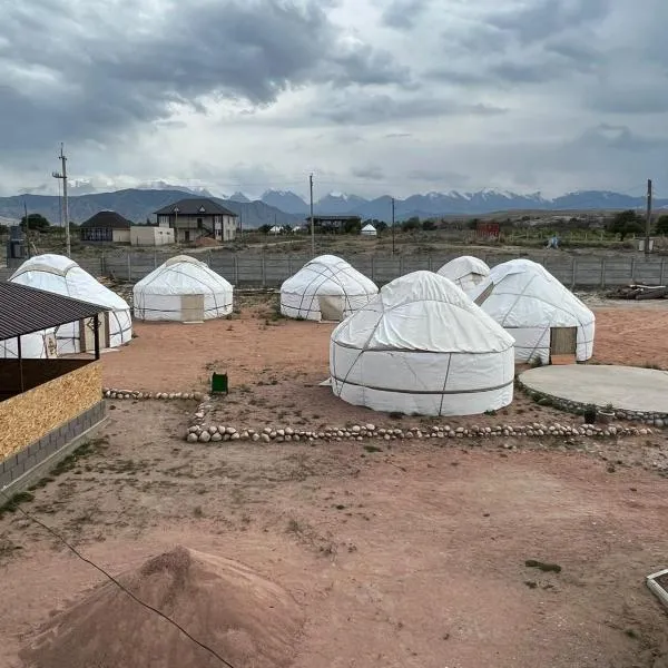 Guest house and Yurt camp "Ailuu", hótel í Tong