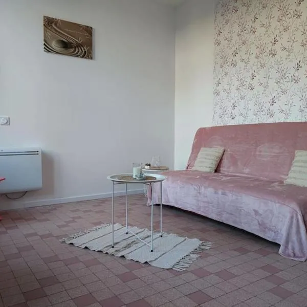 Joigny में, होटल Studio avec une cour.