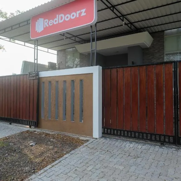 RedDoorz near Kawasan Bandara Ahmad Yani Semarang 2, hotel v destinaci Kalibanteng-kidul