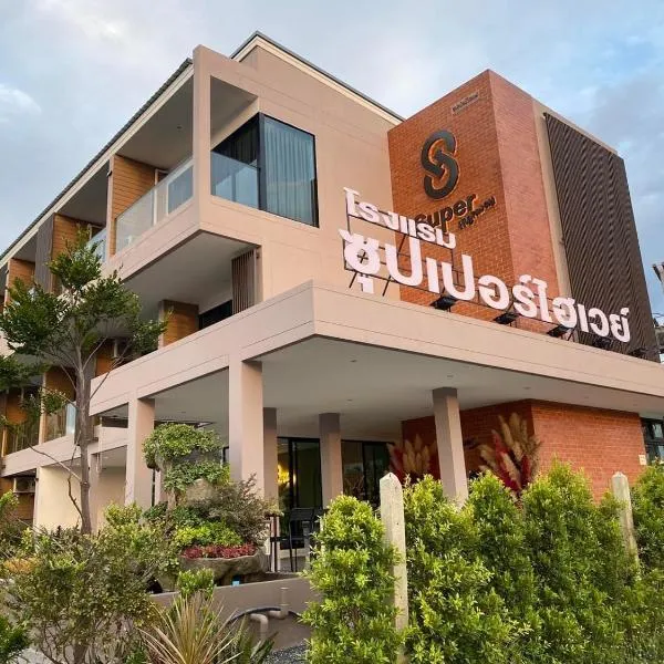 Super Highway Hotel, hotel em Ban Bang Kham