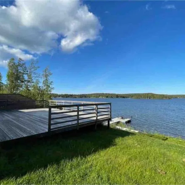 3 bedroom lakehouse with private bridge and garden, hotel a Jättendal