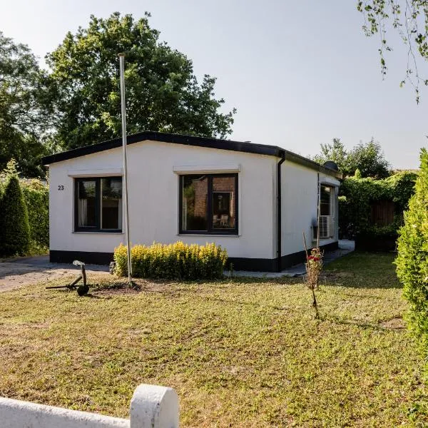 Familie bungalow op vakantiepark bij zee, hotel in Baarland