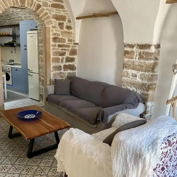 Cozy stone built apartment in Nénita!, hotell i Kalamoti