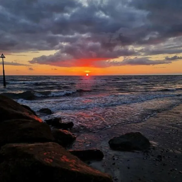 Idyllic, Luxurious Seaside Flat for 4., hotel in Borth