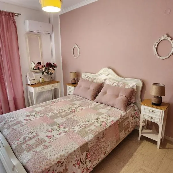 Queen Aspri apartment 3' min to the beach!, hotel in Antikyra