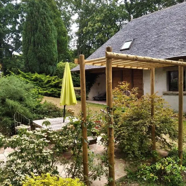 Maison dans un environnement boisé très calme, hótel í Plougonven