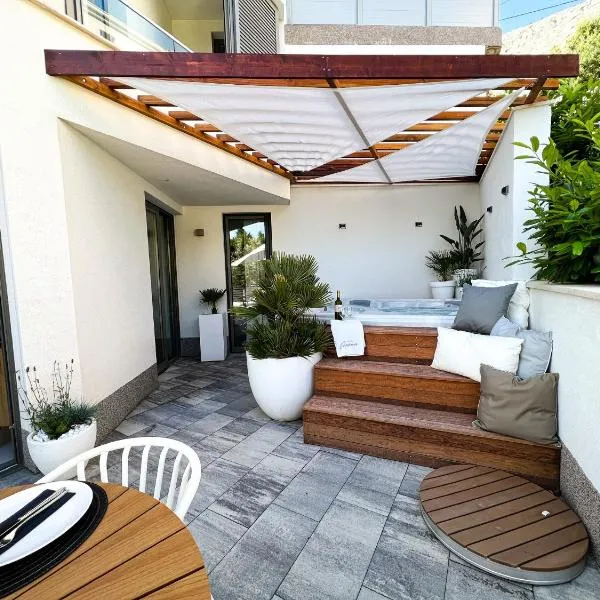 VILLA ONEUM - Apartment MARE with privat JACUZZI, hôtel à Omiš