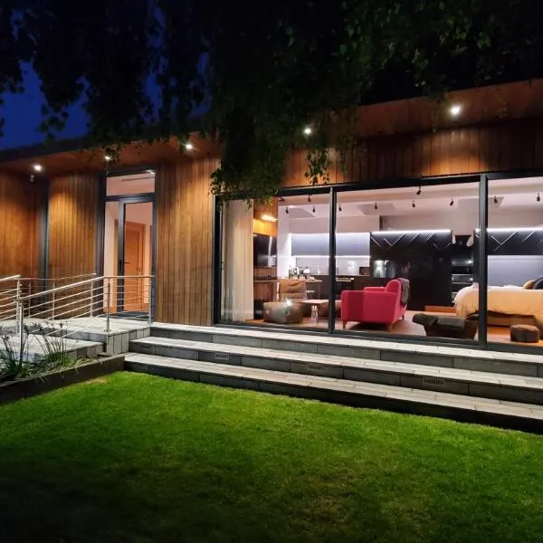 The Cedarwoods - luxury for up to 5 and your woof!, hotel in Christchurch