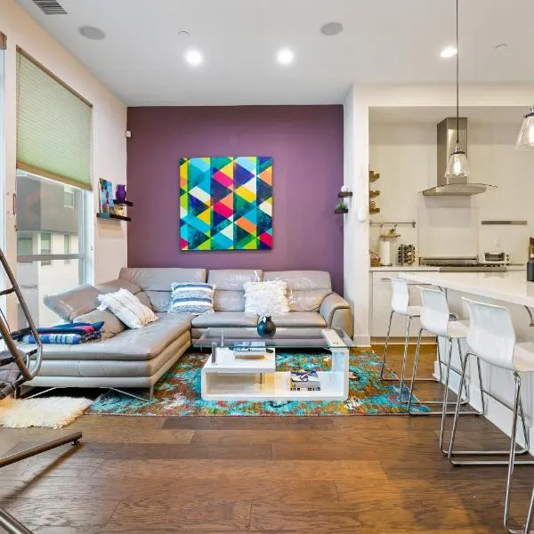 Chic Silver Lake Oasis with Breathtaking City Skyline Views, Private Rooftop & Garage, hotel en Los Ángeles