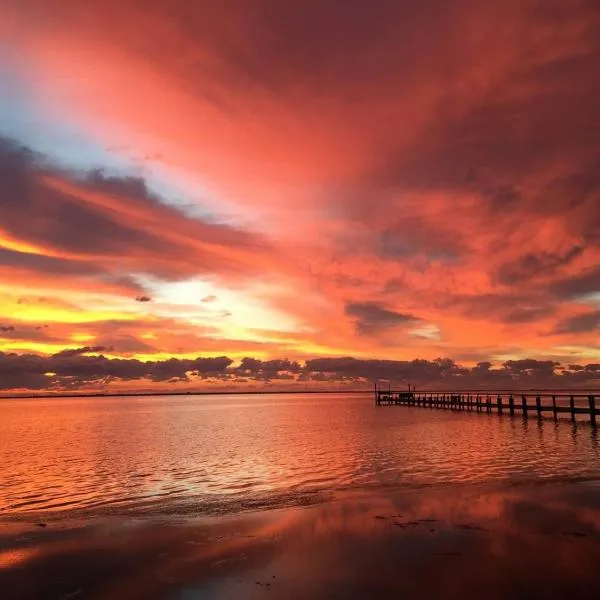 Waterfront Laguna Madre Bayhouse - Fishing, Birding & Family Retreat, hotel a Flour Bluff