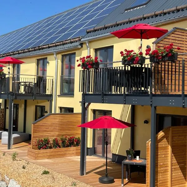 Ferienwohnung im Chaletstil Ährenglück 70 qm Wellness Fitness Sauna Bergrödelhof、Feilitzschのホテル
