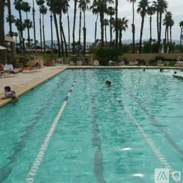 Palm Valley Country Club Condo with Best Location, Swimming Pools, Jacuzzi's, Athletic Club, Tennis, Paddleball and Golf, hotel u gradu 'Palm Desert'
