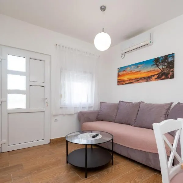 Apartments with parking space Povljana, Pag - 11516, hotel in Povljana