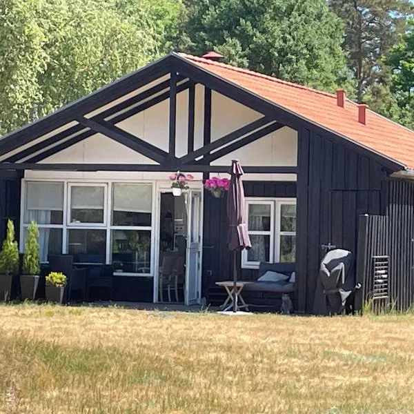 Charmerende sommerhus - 200 m fra stranden, hotel v destinaci Bøtø By