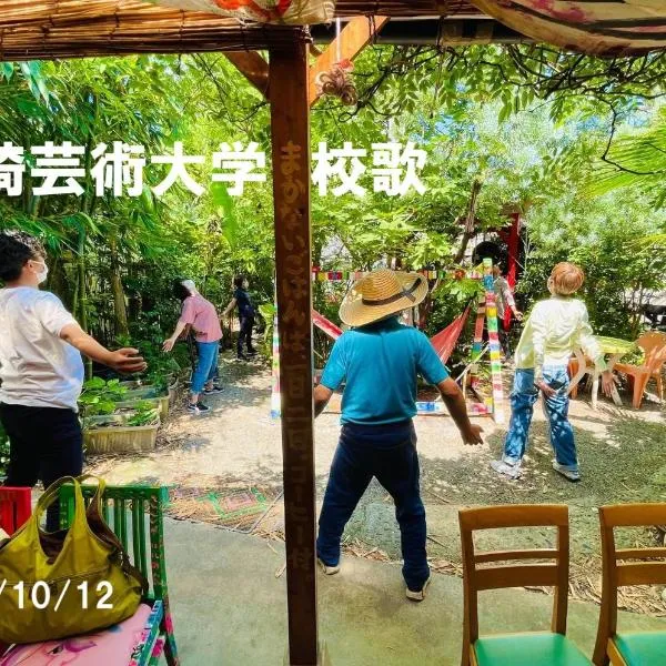 Kamagasaki University of the Arts Cafe Garden Guest House aka Cocoroom, hotel in Osaka