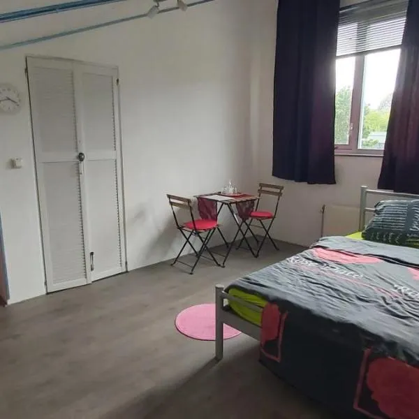 spacious room with free parking, hotel v destinaci Almere