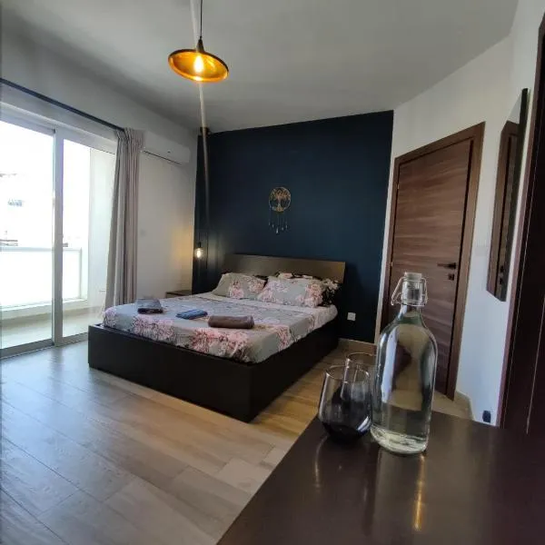 Airport Accommodation Bedroom with your own private Bathroom Self Check In and Self Check Out Air-condition Included, hotel v destinaci Mqabba