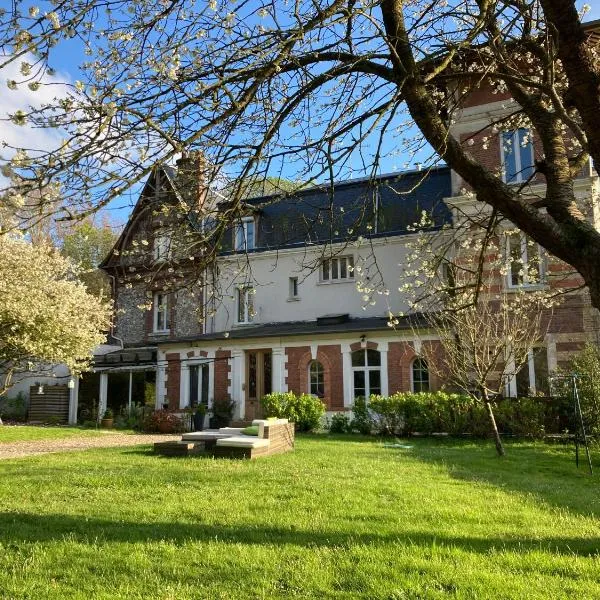 BEAU STUDIO DANS VILLA DE CHARME, hotel in Saint-Laurent-de-Brévedent