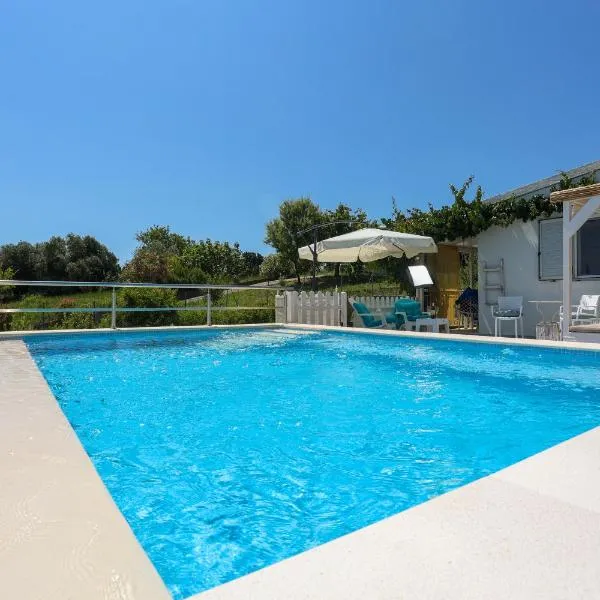 Summer House in Corfu Town, hotel v destinácii Mantoúkion