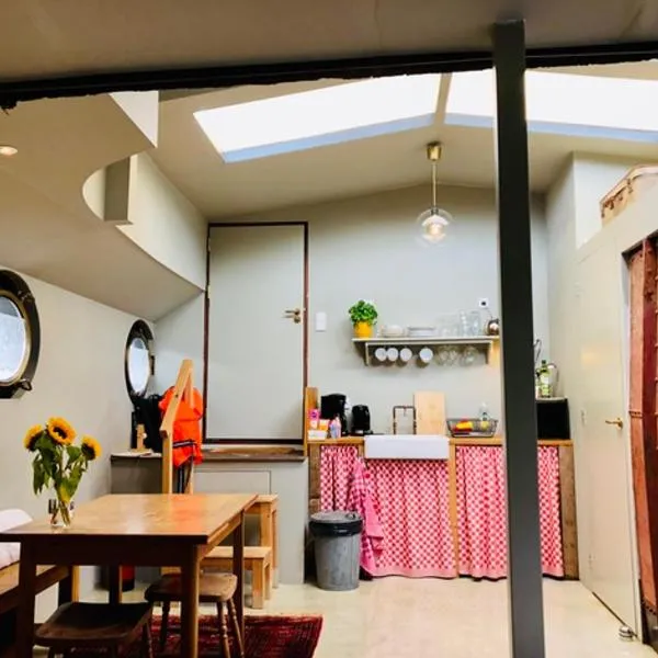 Houseboat Tante Piet, hotel v destinaci Amsterdam