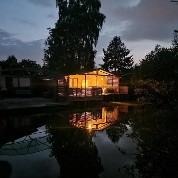 Rustig gelegen chalet Solvo met terras aan het water, hótel í Geel