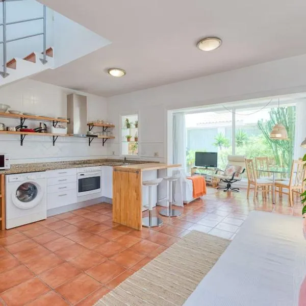 Casa Velero to 100mt from beach , optical fiber, hotel in La Oliva