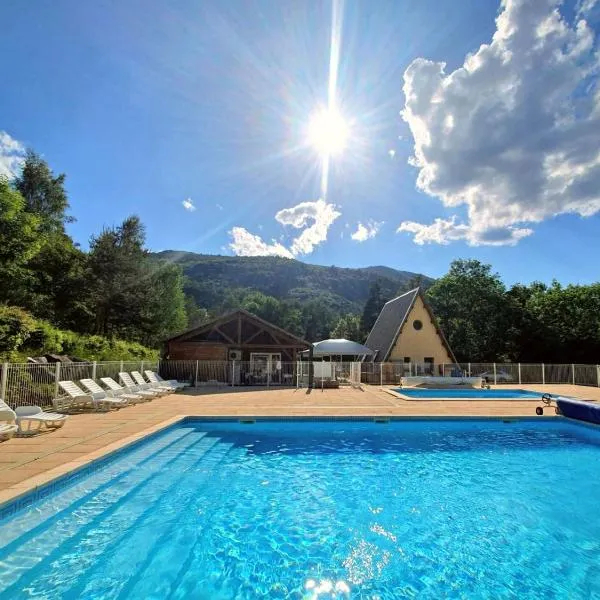 Village de chalets et camping La Pierre de l'Aigle, hotel v destinaci La Bréole