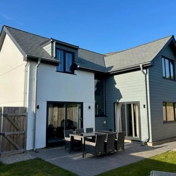 No 1 The Paddock - Spacious holiday home with a hot tub, hotel in Bude