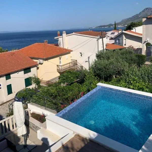 Apartments with pool Vrdoljak, hotel v Omiši