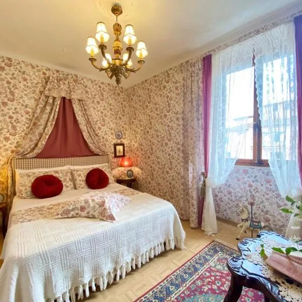 Camera Romantica con Giardino in Dimora Storica - B&B Palazzo Robicci, hotel v destinácii Castiglion Fiorentino