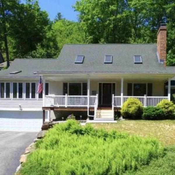 Beautiful Spacious Home w/ Game Room., hotel v destinaci Gilford