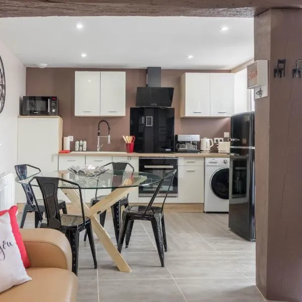 Le Dionysien *** (petite maison avec terrasse), hotel v destinaci Saint-Denis-de lʼHôtel