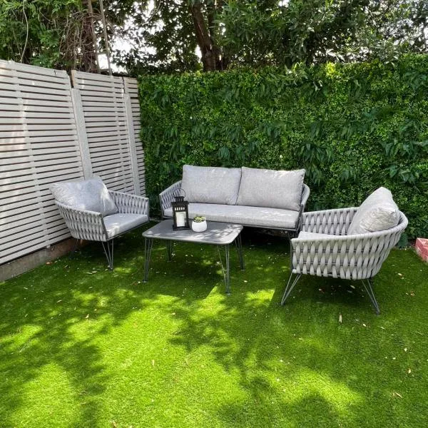 Beautiful 5-bedroom private house in quiet London street 2 minutes from station, Hotel in London