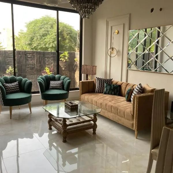 3 Bedroom Modern Villa - DHA by Everkind Stays, hotel v destinaci Lahore