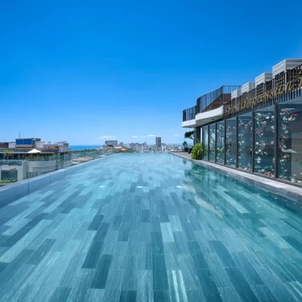 Golden Lotus Grand Da Nang - Panoramic Rooftop Bar & Daily Afternoon Tea, hotel v destinaci Danang