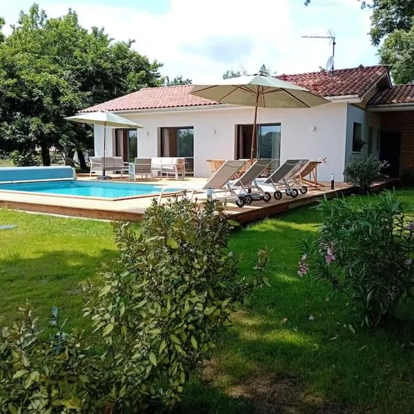Maison neuve avec piscine chauffée, 4 kms de Contis plage, hôtel à Saint-Julien-en-Born