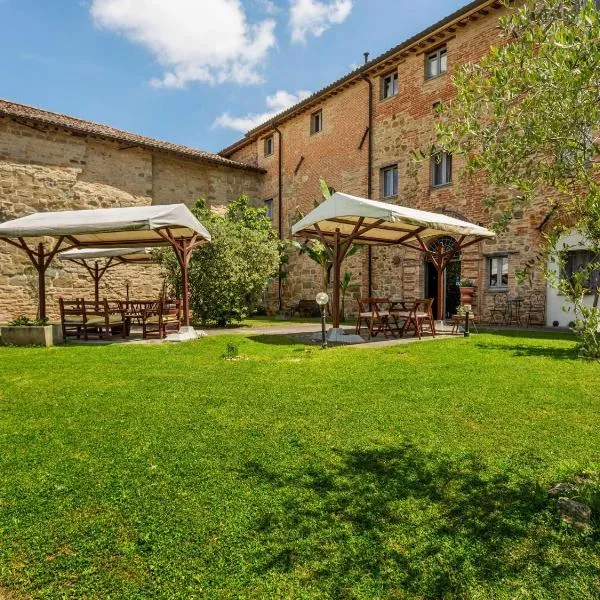 Rustic Holiday Home in Citt di Castello with Swimming Pool، فندق في Le Ville