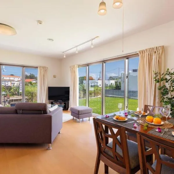 庭付き一棟貸 ビーチまで3分 宇利島車で7分 最大8人 Luana house, hotel in Nago