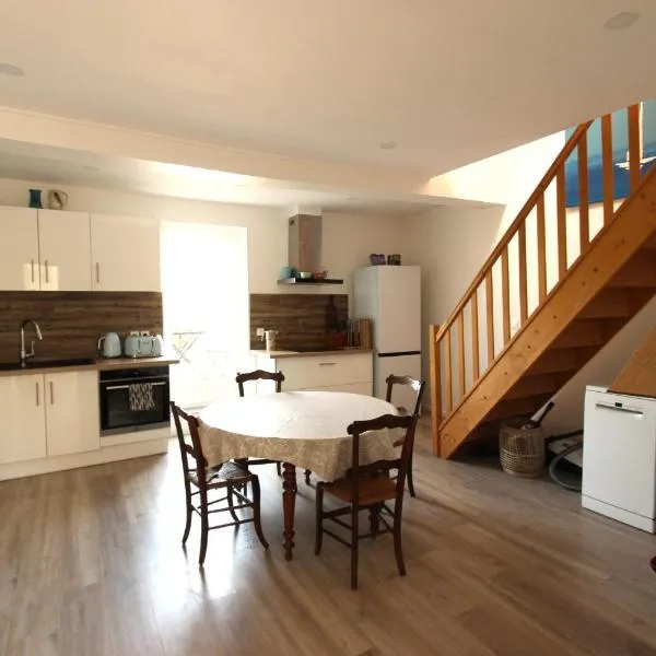 Joli appartement avec balcon au coeur de Forcalquier, hotel v destinácii Forcalquier
