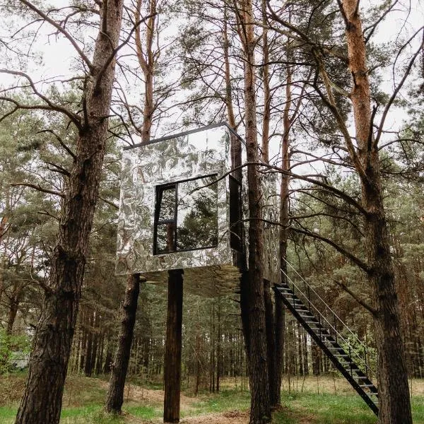 Treehouse Virš Bedugnės, hotel en Jurbarkas