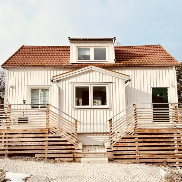Lovely 2-bed Flat In Stockholm، فندق في سولينتونا