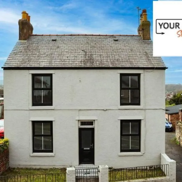 Lovely detached Cottage, Flint, hotell i Flint