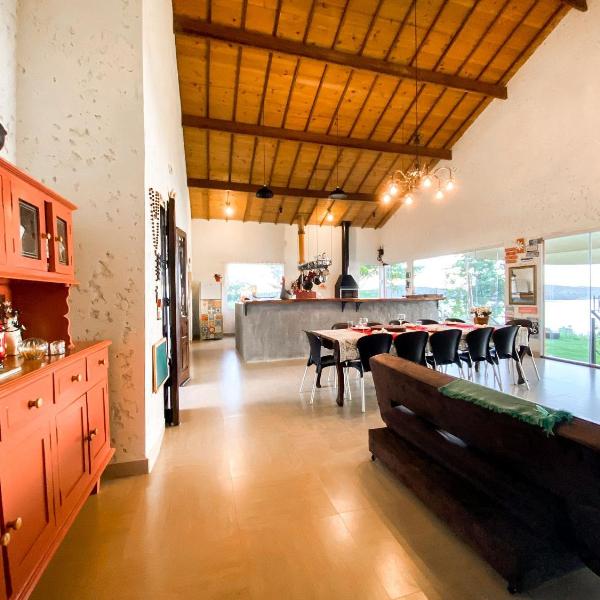 Casa em ponto turístico de Carrancas, com PISCINA, VISTA de Cinema, 3 Suítes, cozinha EQUIPADA, NATUREZA exuberante, acesso à represa - Foto 2