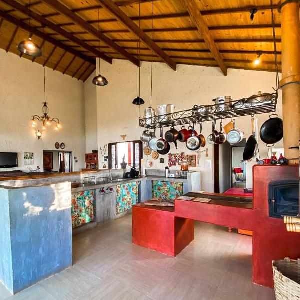 Casa em ponto turístico de Carrancas, com PISCINA, VISTA de Cinema, 3 Suítes, cozinha EQUIPADA, NATUREZA exuberante, acesso à represa - Foto 4